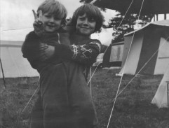 Na natáčení Prázdnin pro psa přijeli rodiče s malým bráškou...