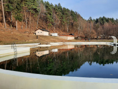 Hrdinka přichází na ples