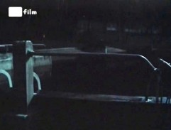 Hrdinka přichází na ples