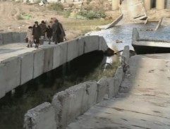 Polorozpadlá silnice