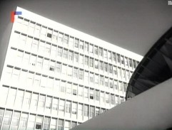 pred budovou ústavu