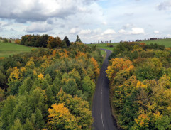 krajina se siluetou domu a kostela