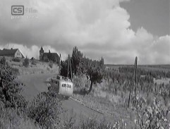 krajina se siluetou domu a kostela