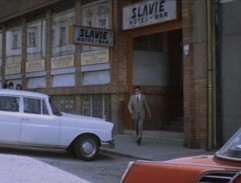 před hotelem Slavie