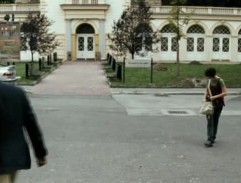 Pred nemocničnou budovou