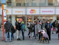 na zastávke električky