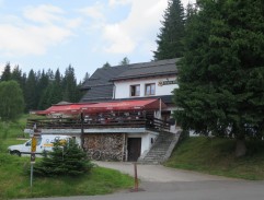 15. Blondýnka na hřbitově