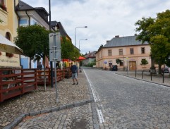 pred policajnou stanicou