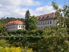 na autobusovej zastávke