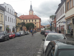 pred herňou v Sušici