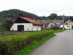 15. Blondýnka na hřbitově