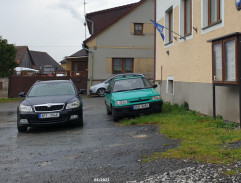 pred obecným úradom v Petroviciach