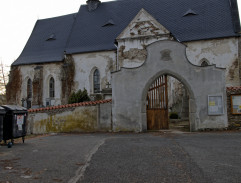 15. Blondýnka na hřbitově