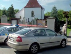 vchod na cintorín v Petroviciach