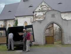 15. Blondýnka na hřbitově