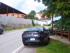 Před hospodou na motocyklu