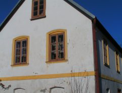 Okno se zpívající paní učitelkou