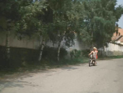 Před hospodou na motocyklu