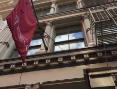 Před rekonstruovaným domem