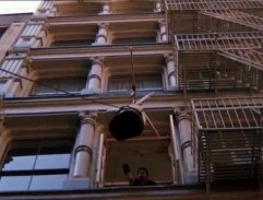 Před rekonstruovaným domem