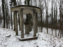 Kamila u památníku