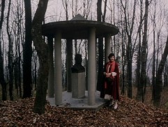 Kamila u památníku