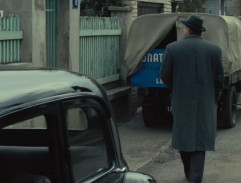 Před bydlištěm Louise