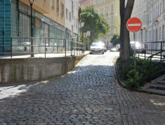 Maigret a hubatá služka