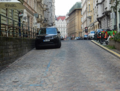 Maigret vede dívku do hotelu