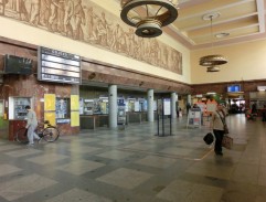 Uvnitř na nádraží