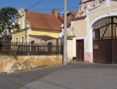 Pošťačka před domem Elišky