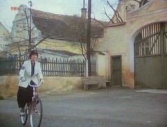 Pošťačka před domem Elišky