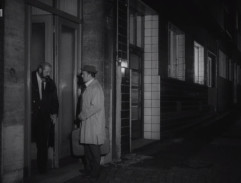 Před Eminým bydlištěm