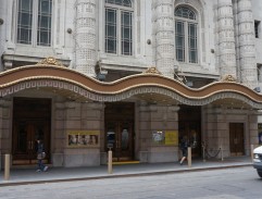 Tom běží do divadla