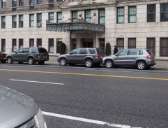 Tom přebíhá přes silnici