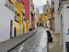 Dickie jede na mopedu za Silvanou