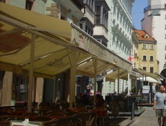 pred budovou Humanitas