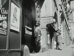 pred budovou Humanitas