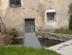 Nahý Béďa před mlýnem