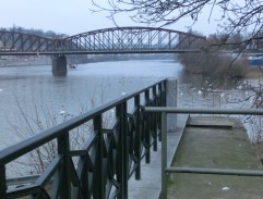 U železničního mostu