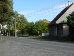 Zavařený autobus přijíždí před hospodu