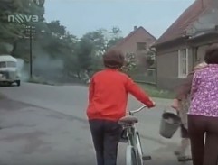 Zavařený autobus přijíždí před hospodu