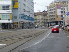 na ulici s políciou