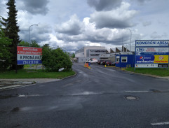 před továrnou