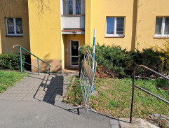 Před bydlištěm tchána