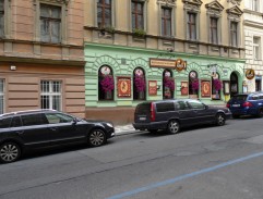 pri dome Homolkovcov