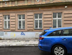 pred domom Homolkovcov