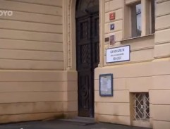 vchod do gymnázia v Hradci