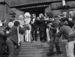 Před soudní budovou