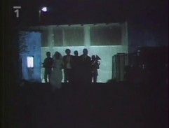 Svatebčané se pozdě v noci vrací domů